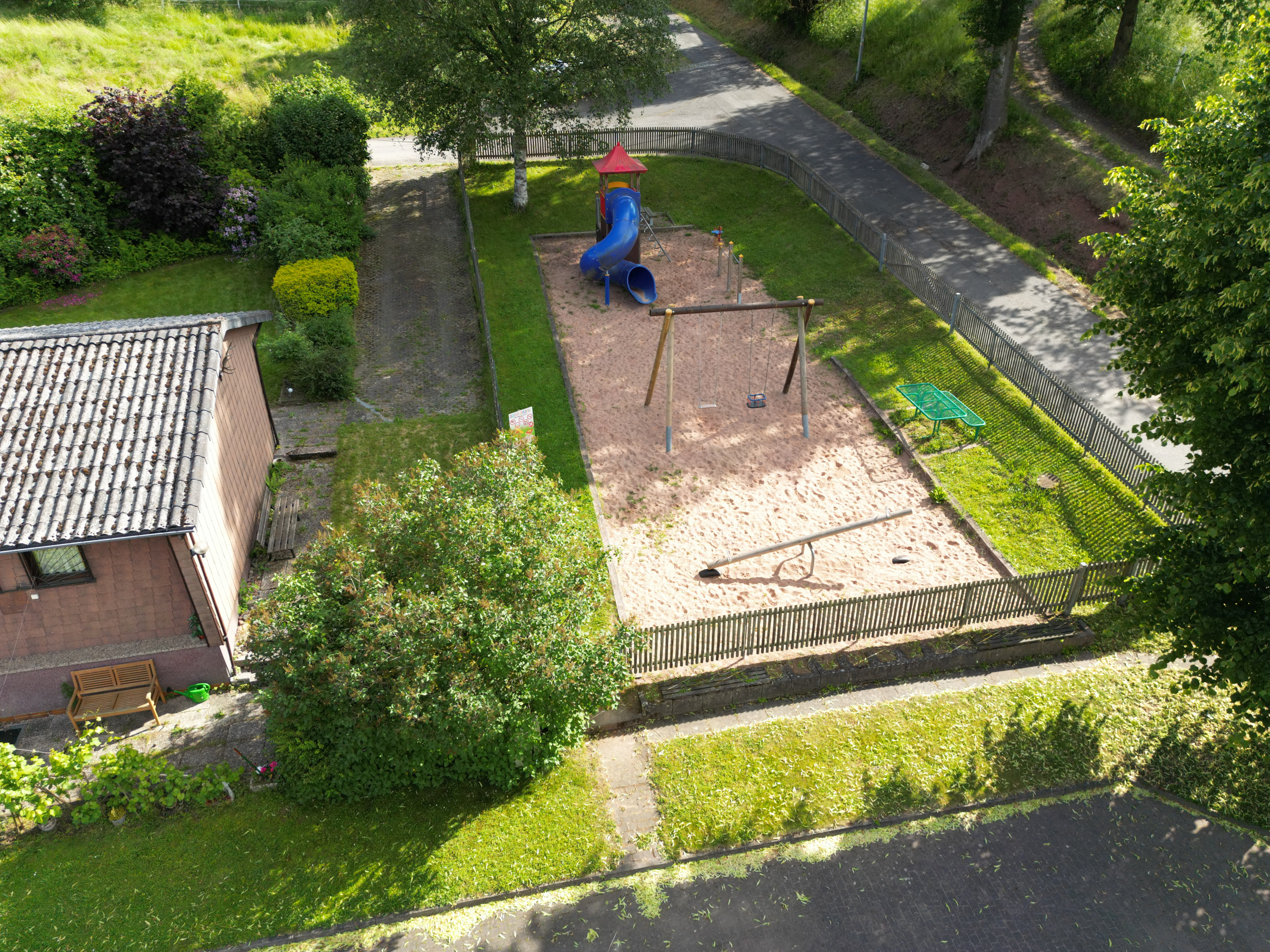 Der Kinder-Spielplatz von M&uuml;ndershausen mit Schaukel und Rutsche