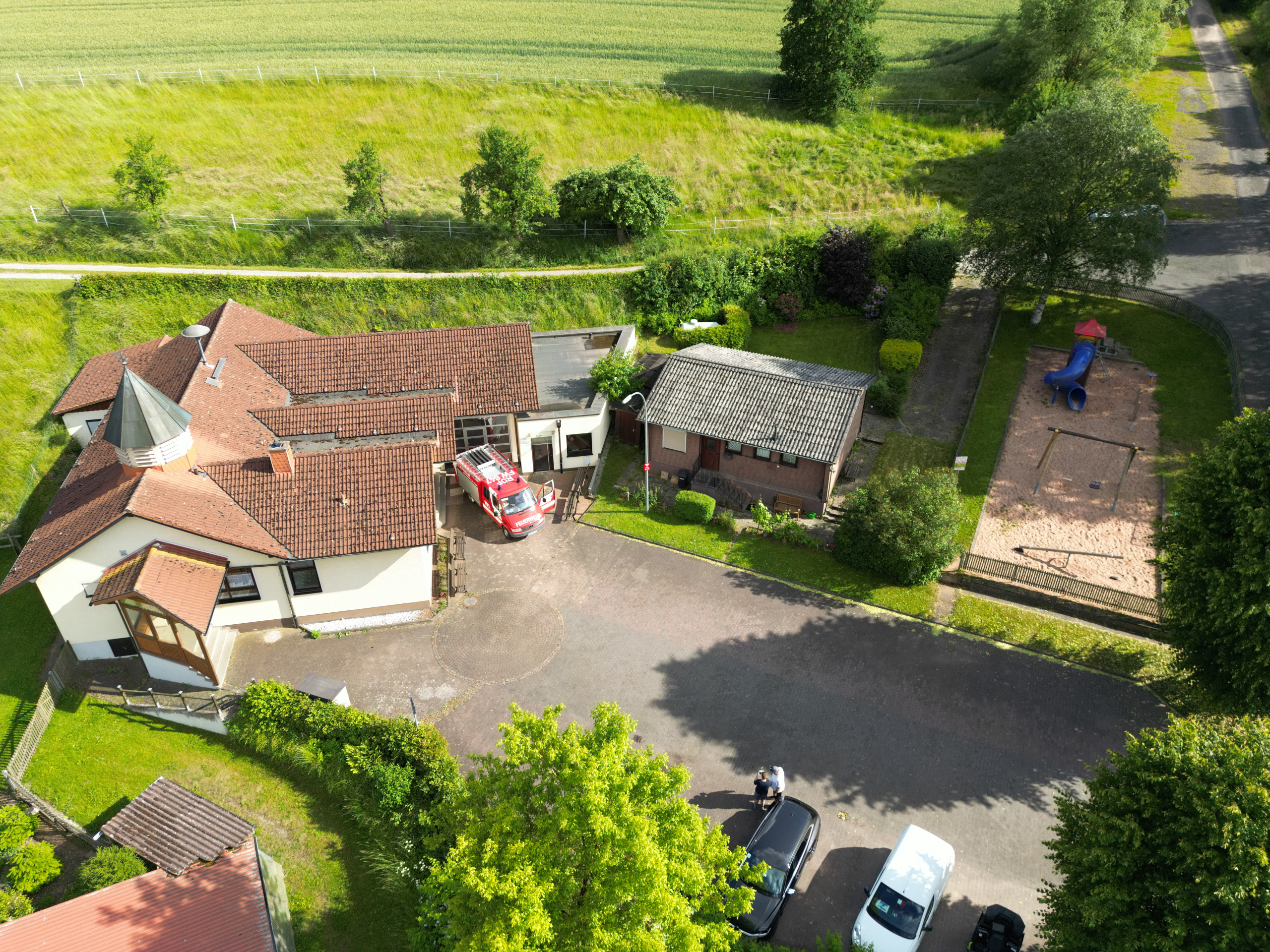 Das Dorfgemeinschaftshause mit angrenzenden Ger&auml;tehaus der Feuerwehr M&uuml;ndershausen